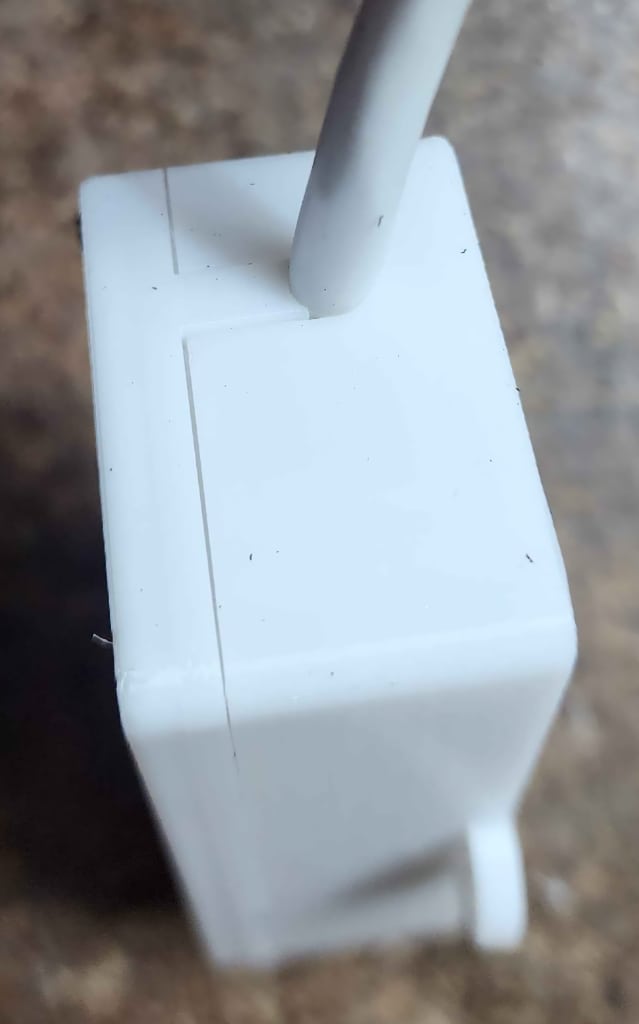 Side view with closed lid
